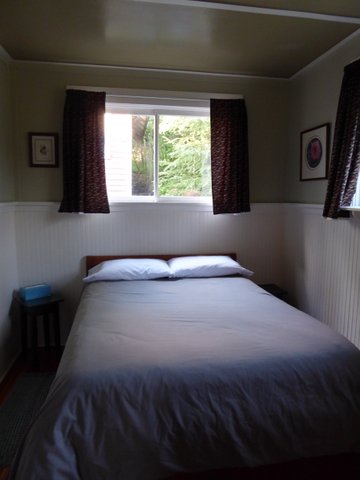 bedroom – downstairs (1 queen bed – sleeps 2) – 17 silk stocking row