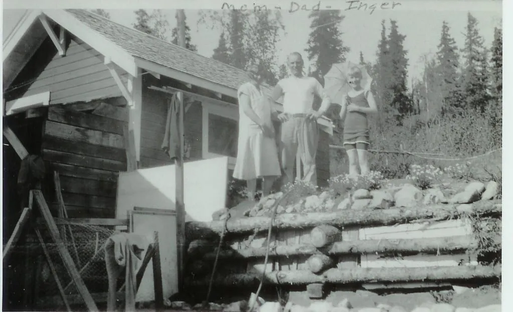 Family in Garden next to Bathhouse